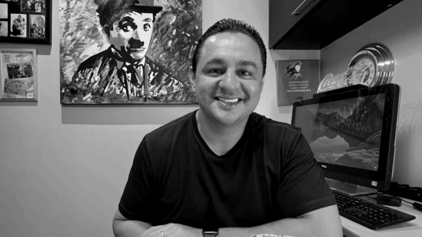 Marcelo Pimentel com produtos do grupo